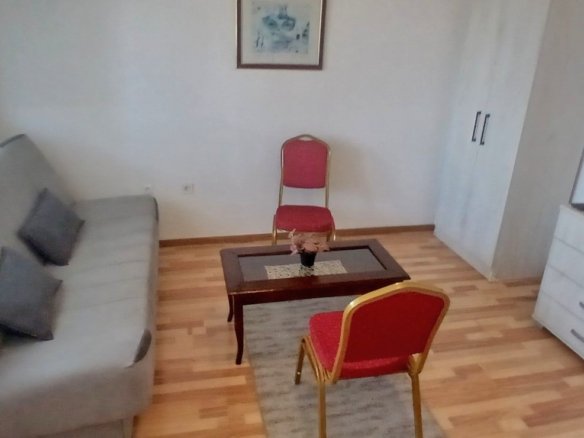 Izdavanje – namještena garsonjera kod Sahat kule
