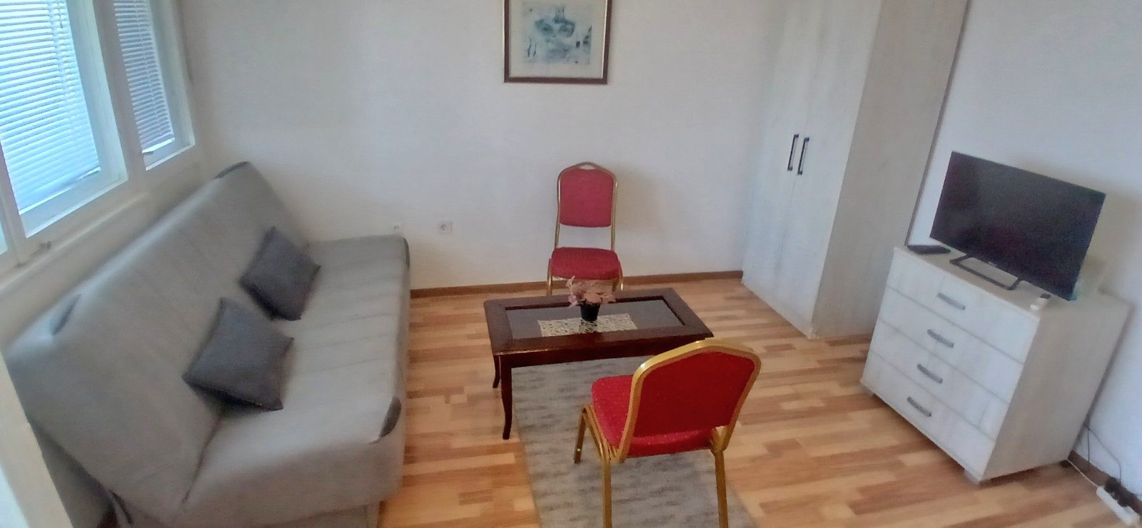 Izdavanje – namještena garsonjera kod Sahat kule