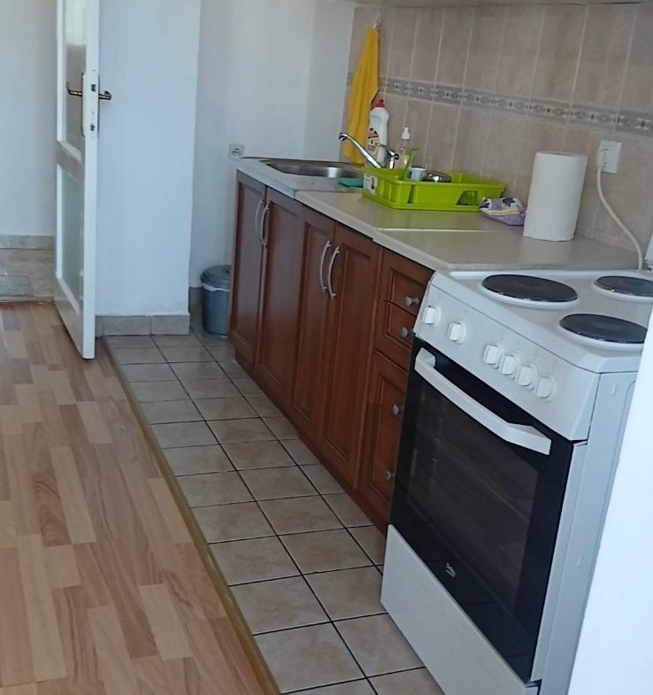 Izdavanje – namještena garsonjera kod Sahat kule