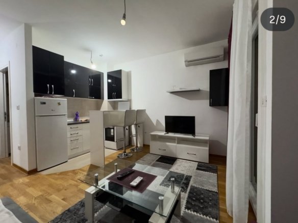 Lijepo namještena garsonjera – City kej