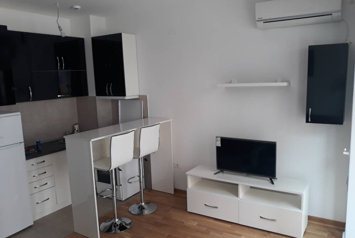 Lijepo namještena garsonjera – City kej