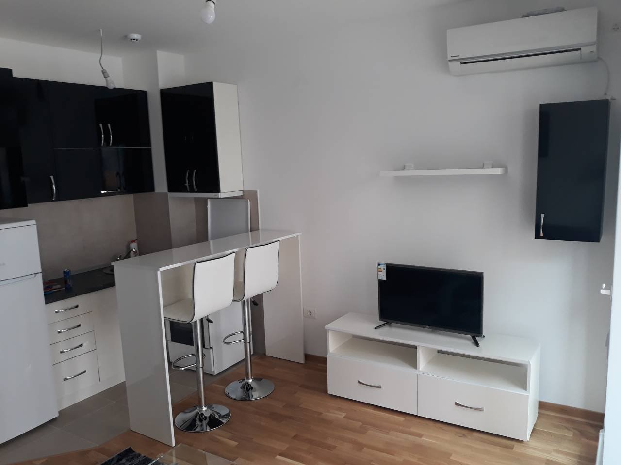 Lijepo namještena garsonjera – City kej