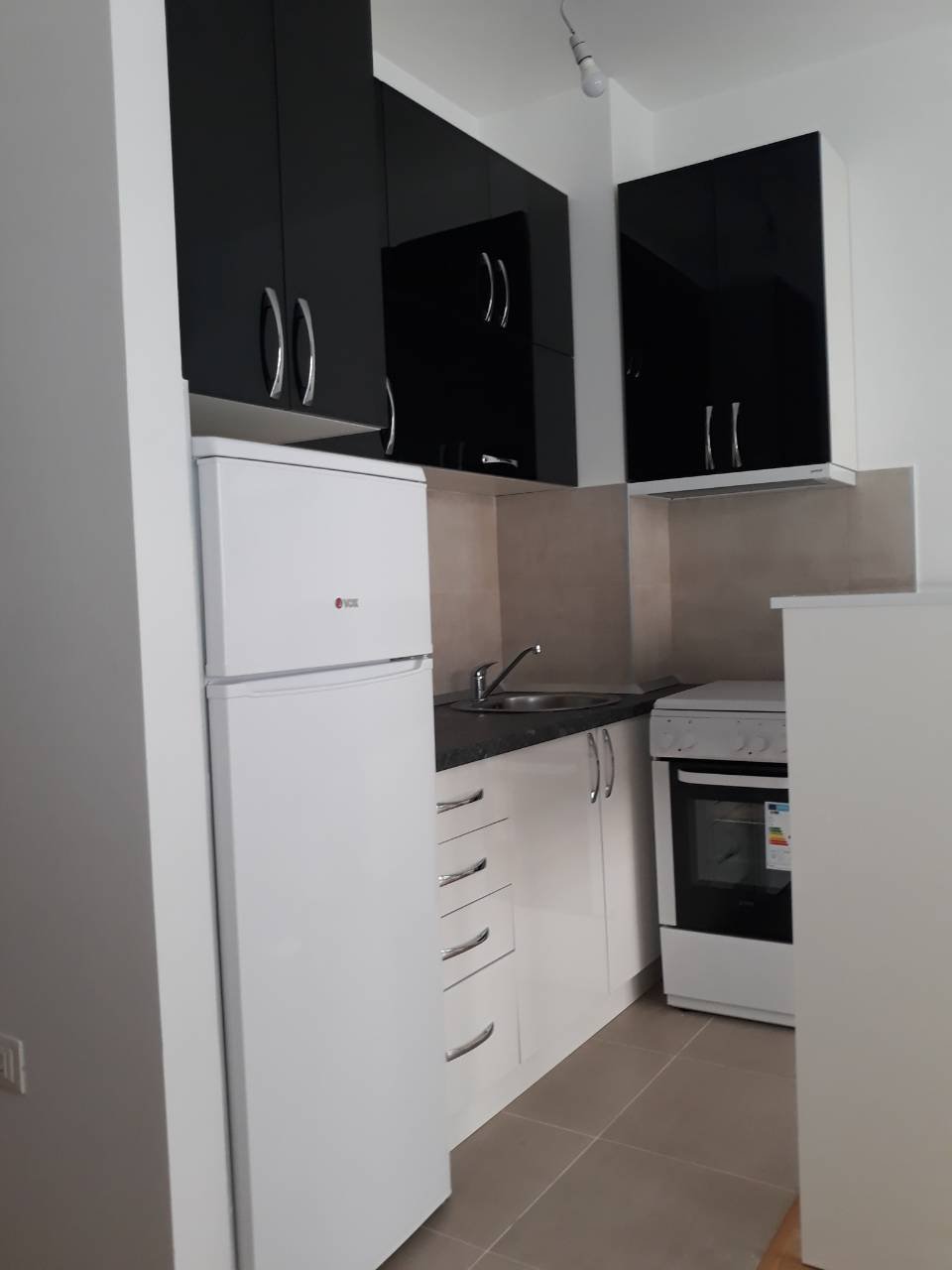 Lijepo namještena garsonjera – City kej
