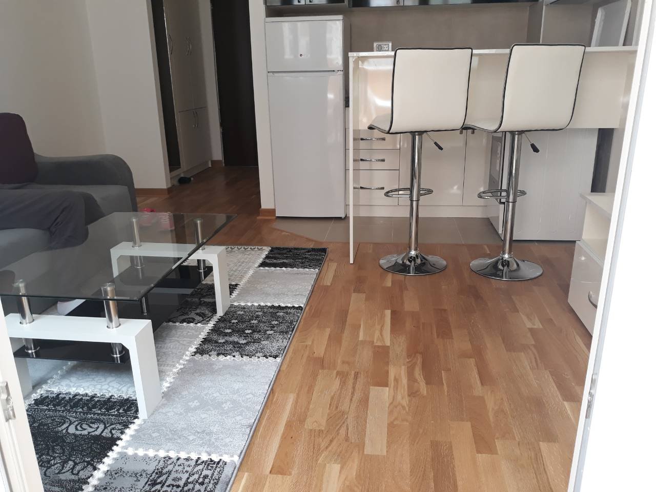 Lijepo namještena garsonjera – City kej