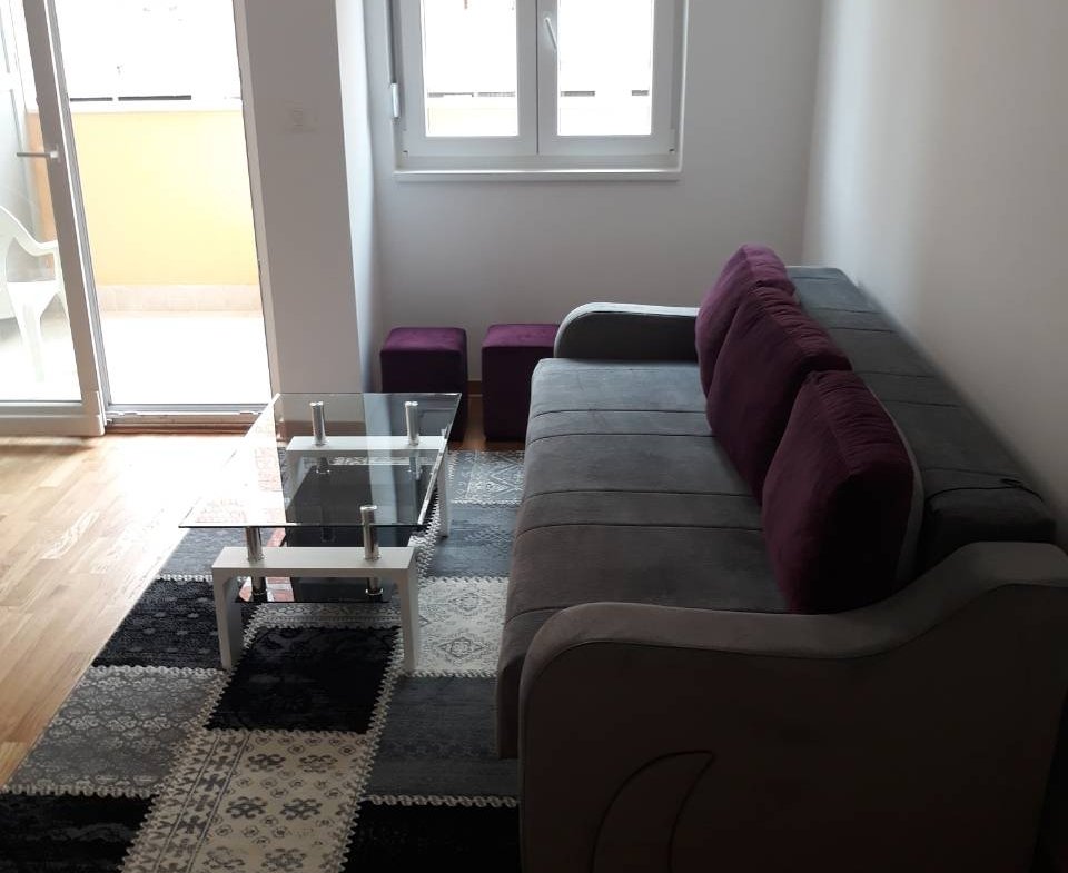 Lijepo namještena garsonjera – City kej