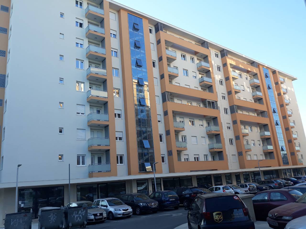 Lijepo namještena garsonjera – City kej