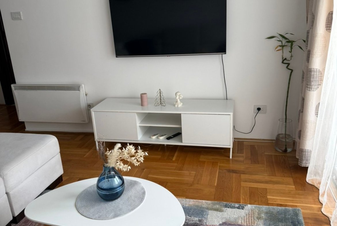 Izdavanje – dvosoban, lijepo namješten stan iza Big Fashion-a