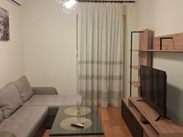 Izdavanje – jednosoban, lijepo namješten stan u Central Point-u