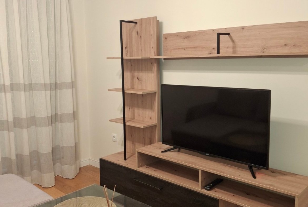 Izdavanje – jednosoban, lijepo namješten stan u Central Point-u