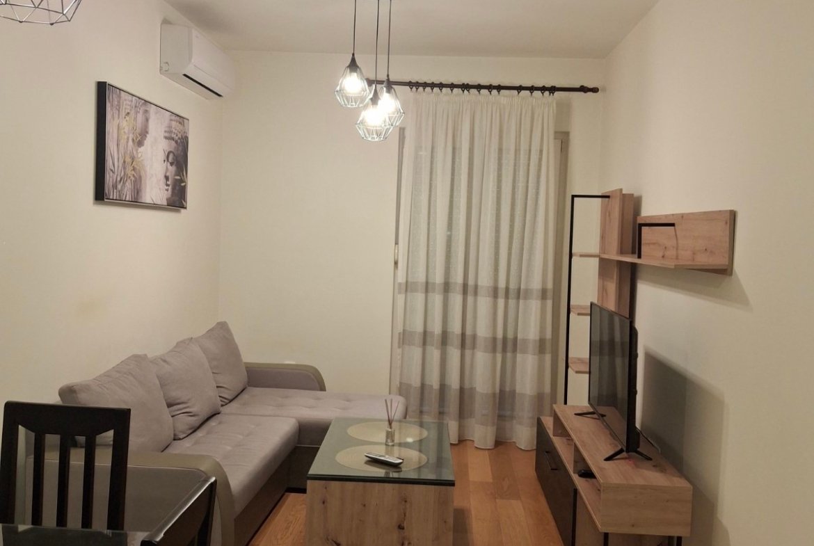 Izdavanje – jednosoban, lijepo namješten stan u Central Point-u