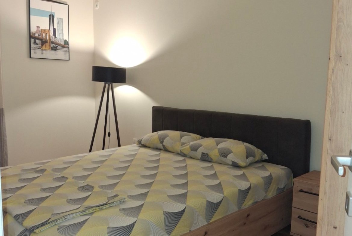 Izdavanje – jednosoban, lijepo namješten stan u Central Point-u