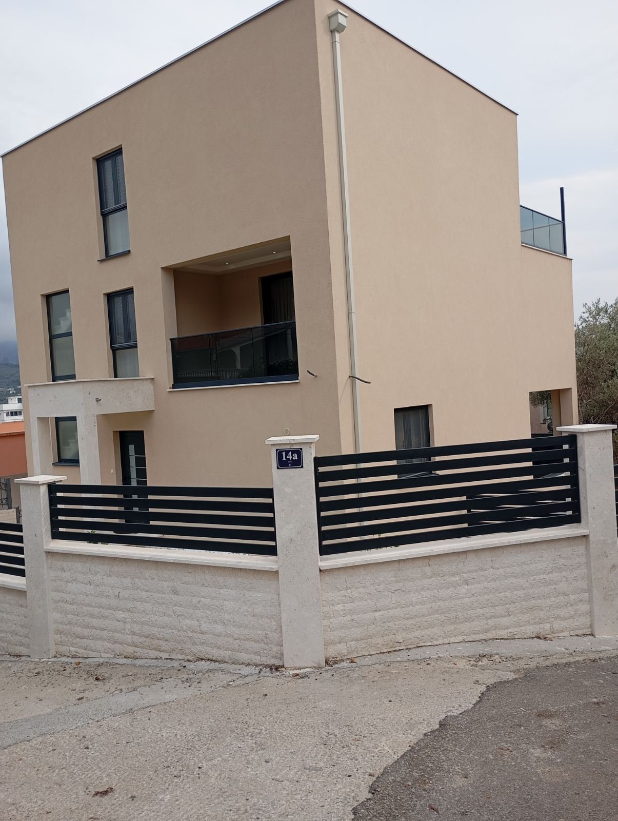 Izdavanje – luksuzno namještena vila u Šušnju, Bar