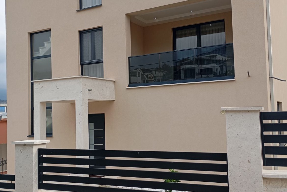 Izdavanje – luksuzno namještena vila u Šušnju, Bar