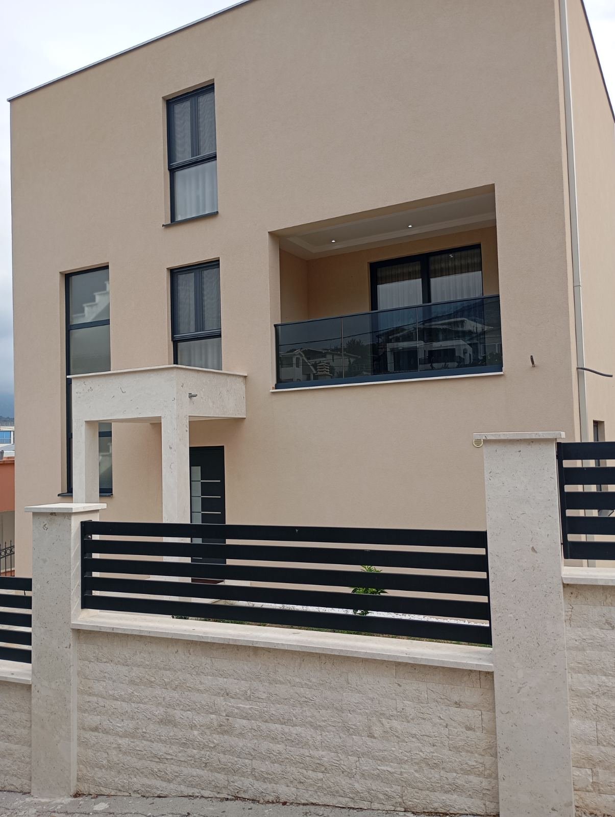 Izdavanje – luksuzno namještena vila u Šušnju, Bar