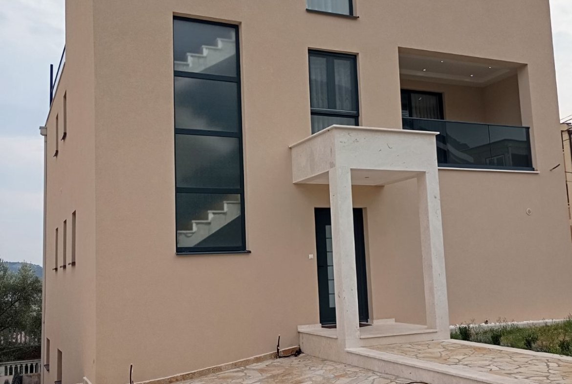 Izdavanje – luksuzno namještena vila u Šušnju, Bar