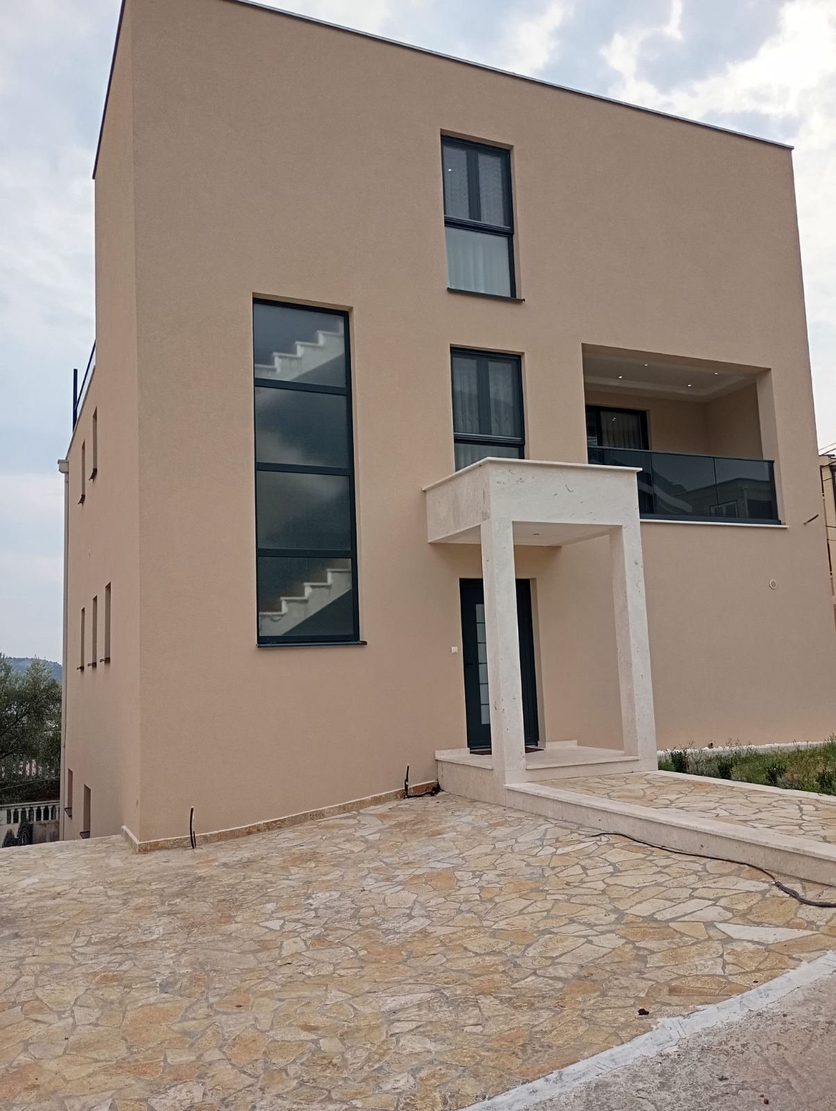 Izdavanje – luksuzno namještena vila u Šušnju, Bar